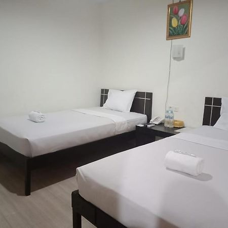 Hotel Meganita Mamuju Zewnętrze zdjęcie