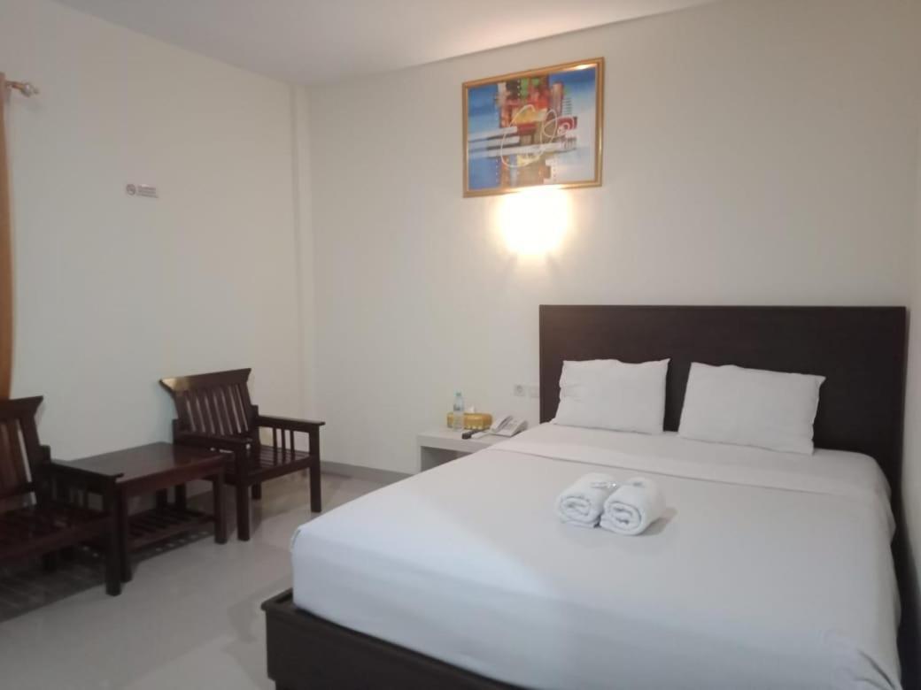 Hotel Meganita Mamuju Zewnętrze zdjęcie