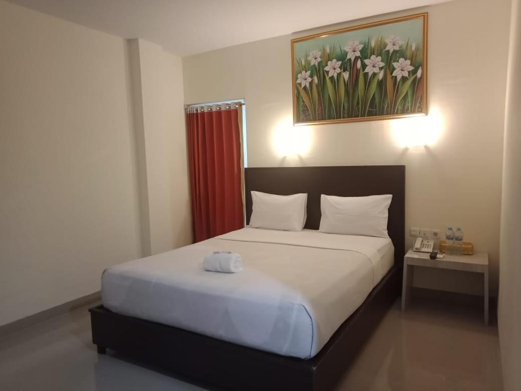 Hotel Meganita Mamuju Zewnętrze zdjęcie